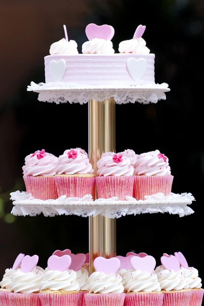 Primer plano de un plato de deliciosos pastelitos de colores en un plato blanco — Foto de Stock