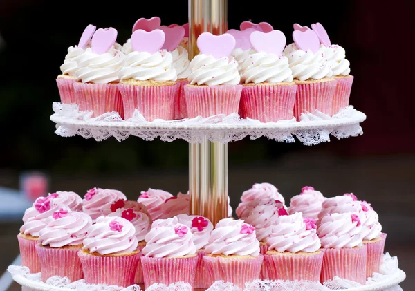 Gros plan d'une assiette de délicieux cupcakes colorés sur une assiette blanche — Photo