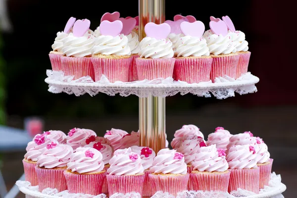 Gros plan d'une assiette de délicieux cupcakes colorés sur une assiette blanche — Photo