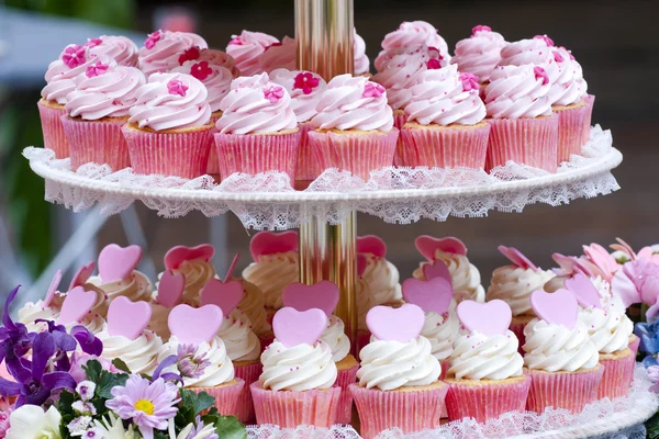Close-up de um prato de deliciosos cupcakes coloridos em um prato branco — Fotografia de Stock