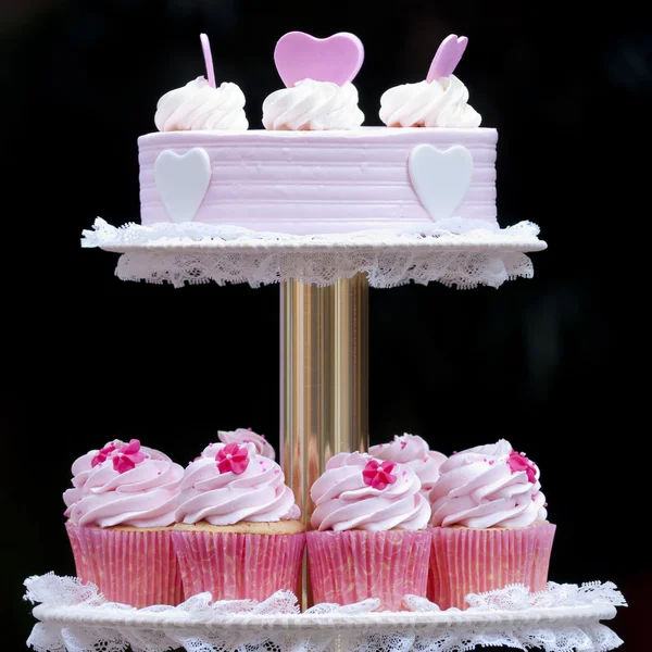白いプレート上においしいのカラフルなカップケーキの板のクローズ アップ — ストック写真