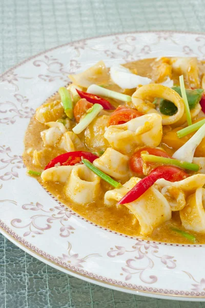 Thailändisches Essen scharfes Tintenfisch-Curry — Stockfoto