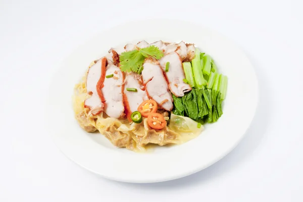 Porco assado de estilo chinês com macarrão de ovo — Fotografia de Stock