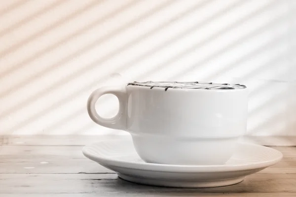 Una tazza di caffè con piatto di involtino di salsiccia — Foto Stock