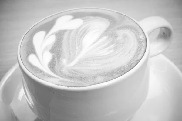 Simbolo del cuore sulla tazza di caffè latte — Foto Stock