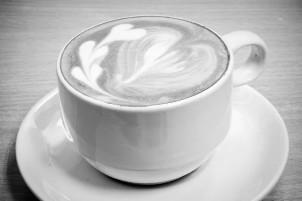 Символ сердца на чашке кофе латте — стоковое фото