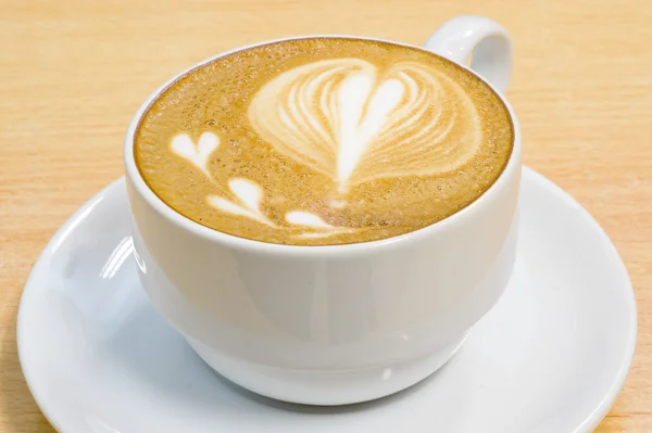 Simbolo del cuore sulla tazza di caffè latte — Foto Stock