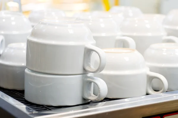 Veel witte koffie kopjes in een lijn over een buffet — Stockfoto