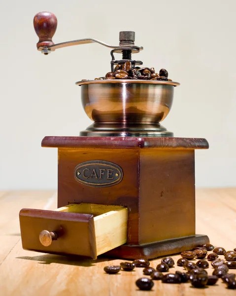 Старинная деревянная кофемолка — стоковое фото