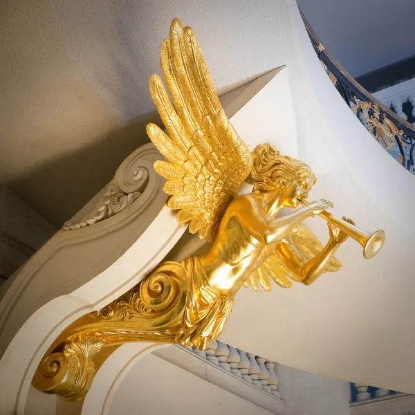 Gold statue under ceiling — Stock Photo, Image
