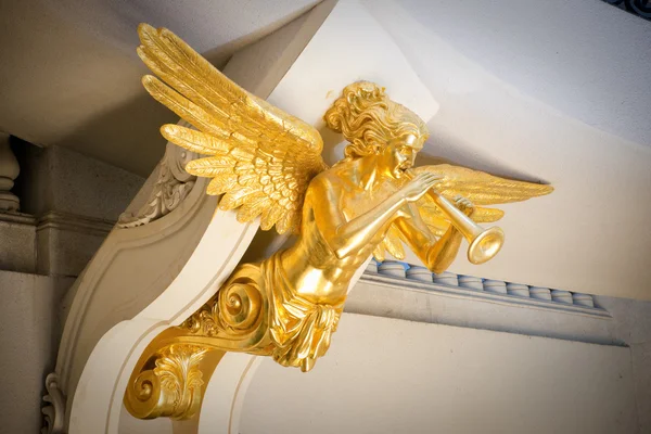 Gouden standbeeld onder plafond — Stockfoto