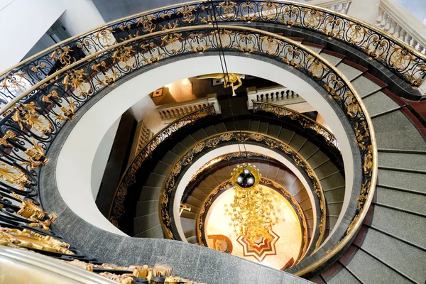 Escadaria espiral luxuosa — Fotografia de Stock