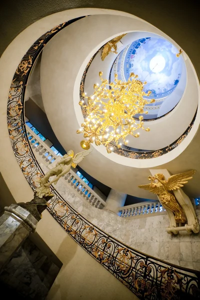 Lüks döner merdiven — Stok fotoğraf
