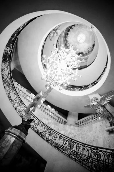 Escalier en colimaçon luxueux sur noir et blanc — Photo