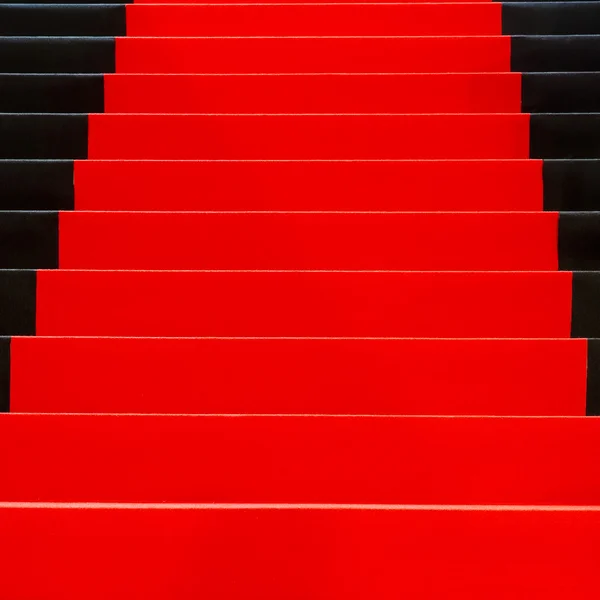 Escaliers couverts de tapis rouge — Photo