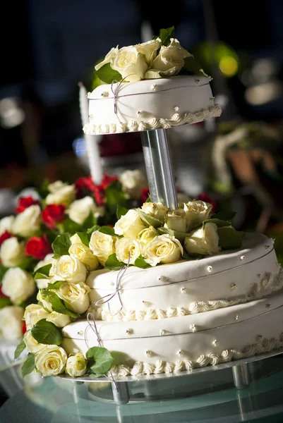 Pastel de boda con rosas — Foto de Stock