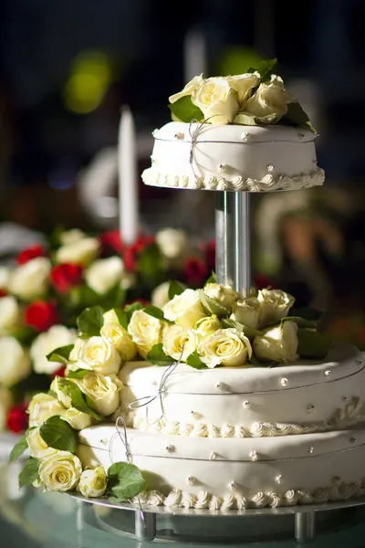 Bruidstaart met rozen — Stockfoto