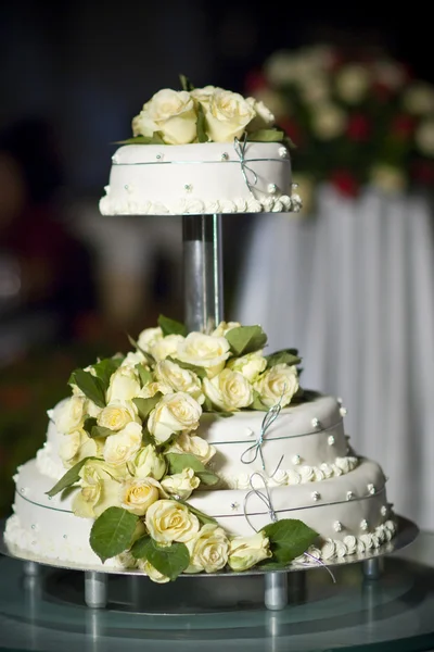 Pastel de boda con rosas — Foto de Stock