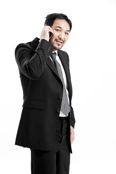 Porträt eines glücklichen jungen Geschäftsmannes, der mit dem Handy spricht — Stockfoto