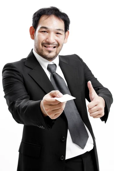 Hombre de negocios entregando una tarjeta de visita en blanco sobre fondo blanco —  Fotos de Stock