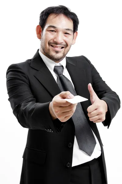 Hombre de negocios entregando una tarjeta de visita en blanco sobre fondo blanco — Foto de Stock