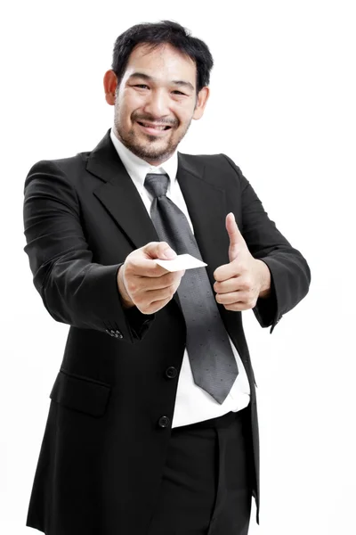 Hombre de negocios entregando una tarjeta de visita en blanco sobre fondo blanco — Foto de Stock