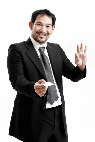 Hombre de negocios entregando una tarjeta de visita en blanco sobre fondo blanco — Foto de Stock