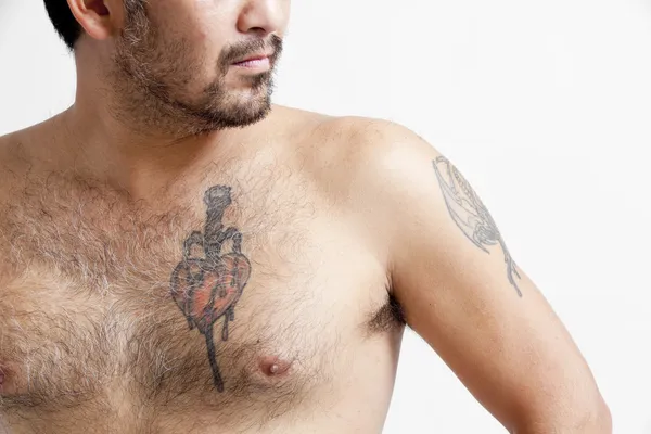 Retrato de hombre asiático con cuerpo desnudo y tatuaje — Foto de Stock