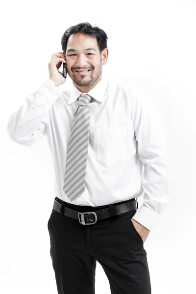 Πορτρέτο ενός ευτυχής νεαρό επιχειρηματία μιλάμε για κινητό τηλέφωνο — Stock fotografie