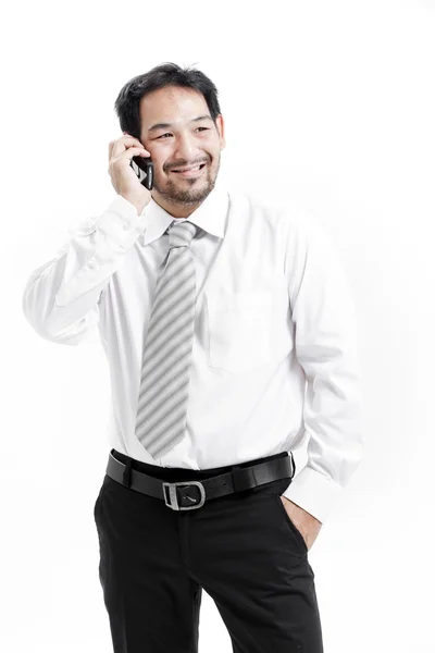 Retrato de um jovem empresário feliz falando no celular — Fotografia de Stock