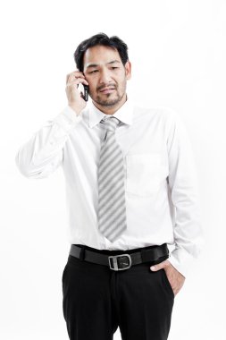 cep telefonunu üzerinde konuşan işadamı