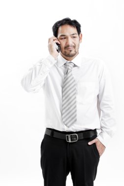 cep telefonunu üzerinde konuşan işadamı