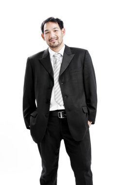 Mutlu gülümseyen genç iş adamının portresi, beyaz arka planda izole edilmiş.