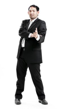 İş adamı silah hareketi yapıyor. Beyazda izole edilmiş