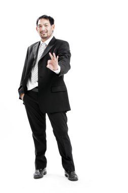 Beyaz bir arka plana dayanır ok işaret gösteren el portresi