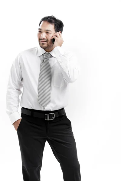 Retrato de um jovem empresário feliz falando no celular — Fotografia de Stock