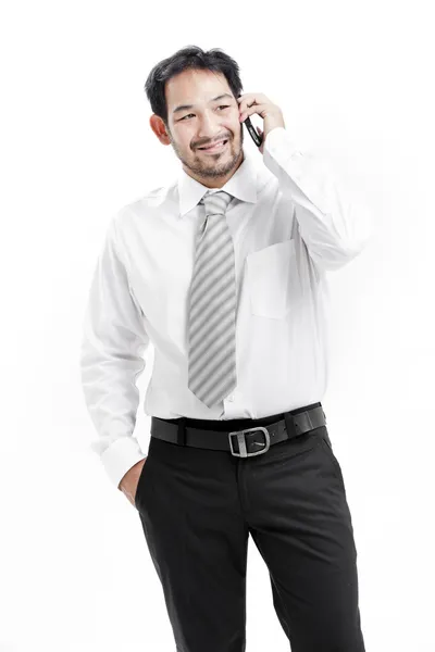 Retrato de um jovem empresário feliz falando no celular — Fotografia de Stock