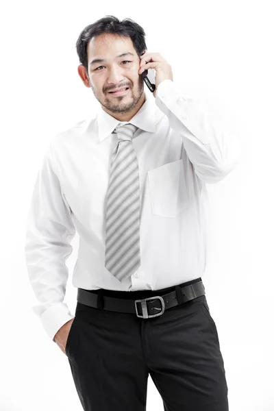 Retrato de un joven empresario feliz hablando por teléfono móvil —  Fotos de Stock