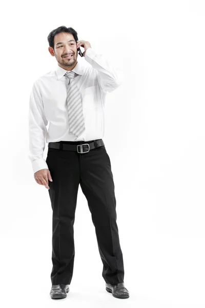 Portréja egy boldog fiatal üzletember mobiltelefonon beszél — Stock Fotó