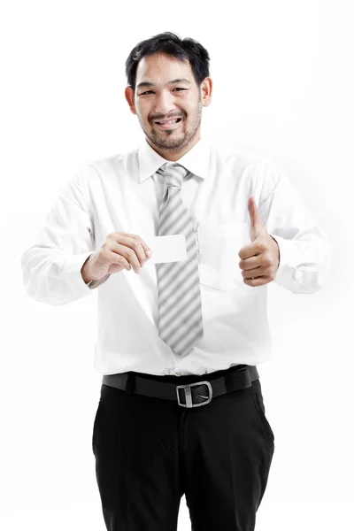 Hombre de negocios entregando una tarjeta de visita en blanco sobre fondo blanco — Foto de Stock