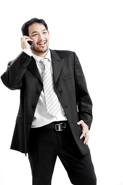 Retrato de un joven empresario feliz hablando por teléfono móvil —  Fotos de Stock