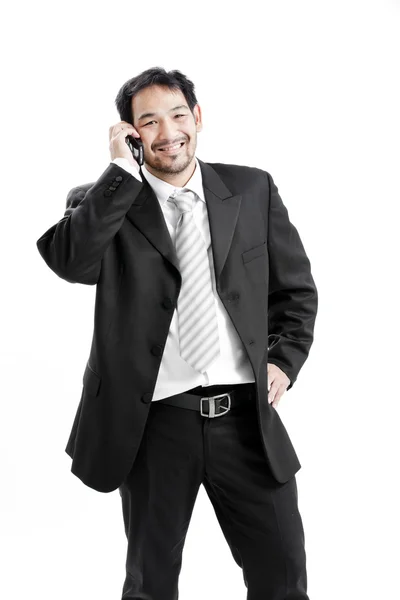 Porträtt av en lycklig ung affärsman som pratar i mobiltelefon — Stockfoto