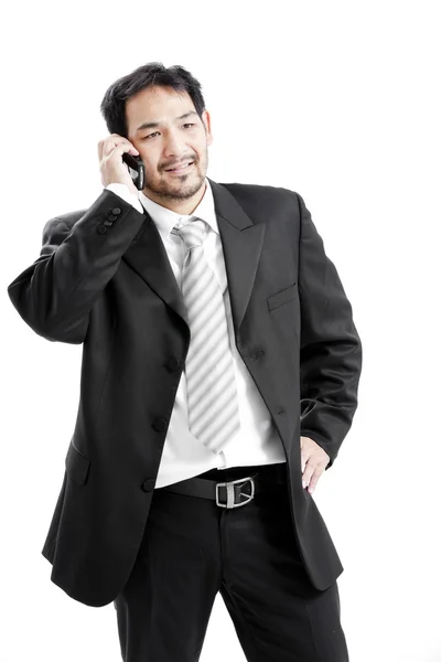 Retrato de un joven empresario feliz hablando por teléfono móvil — Foto de Stock