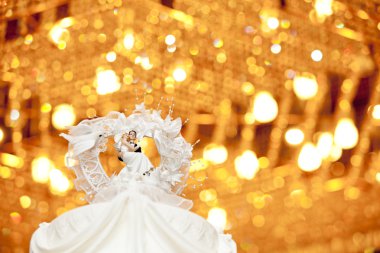 Düğün çift bebek altın zemin üzerine