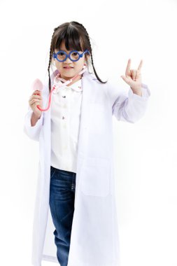 genç bir Asyalı kız eğlenmek bir doktor olarak elbise oyun