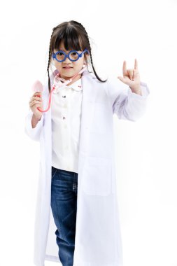 genç bir Asyalı kız eğlenmek bir doktor olarak elbise oyun