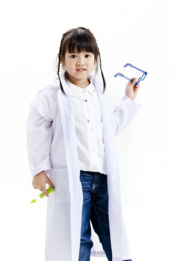 genç bir Asyalı kız eğlenmek bir doktor olarak elbise oyun