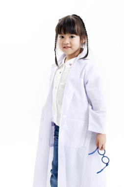 genç bir Asyalı kız eğlenmek bir doktor olarak elbise oyun