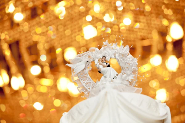 Wedding couple doll on gold background — Stock Photo, Image