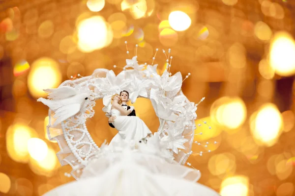 ゴールドの背景に結婚式カップル人形 — ストック写真